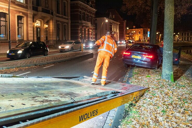 Auto knalt tegen boom op Burgemeester van Roijensingel - Foto: Peter Denekamp