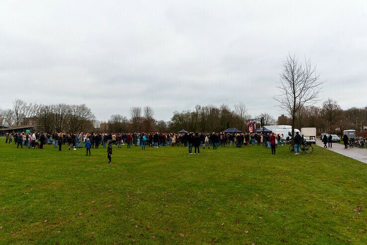 Honderden mensen komen samen in Park de Wezenlanden - Foto: Peter Denekamp
