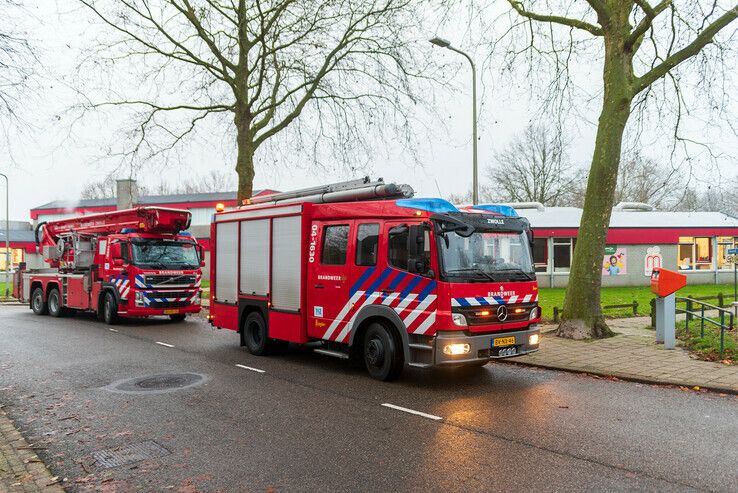 School in Zwolle-Zuid ontruimd na brand in washok - Foto: Peter Denekamp