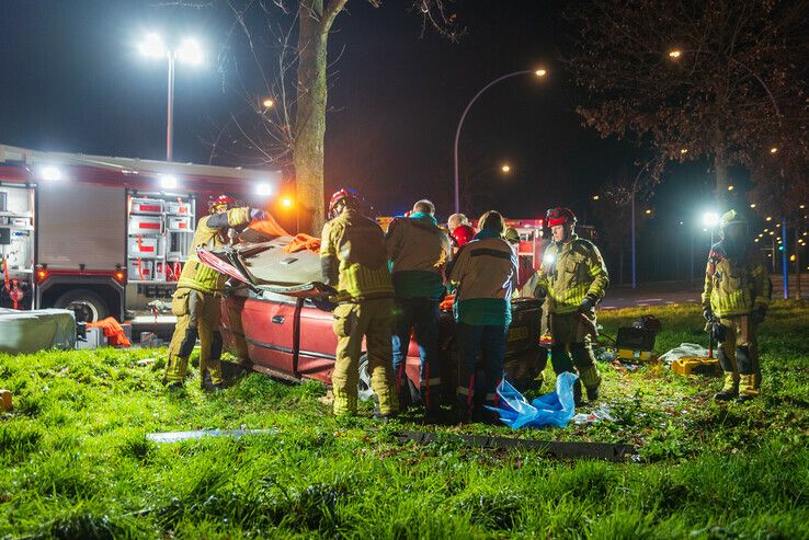Brandweer knipt auto open in Stadshagen om inzittenden te bevrijden - Foto: Peter Denekamp