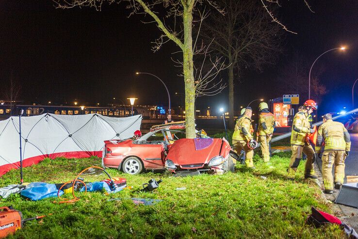 Brandweer knipt auto open in Stadshagen om inzittenden te bevrijden - Foto: Peter Denekamp