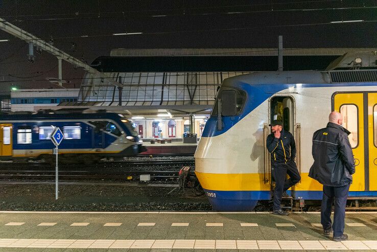 Treinfanaten laat op pad in Zwolle om afscheid te nemen van Sprinter - Foto: Peter Denekamp