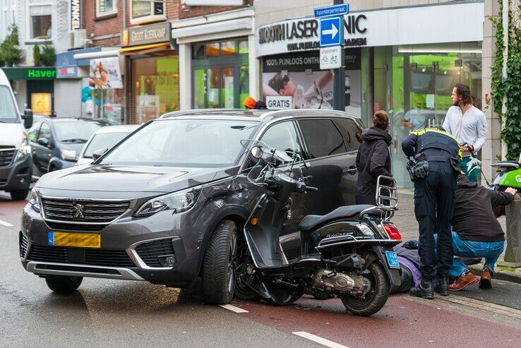 Scooterrijder gewond naar ziekenhuis na botsing in Assendorp - Foto: Peter Denekamp