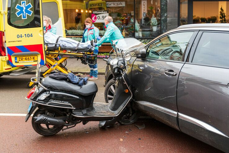 Scooterrijder gewond naar ziekenhuis na botsing in Assendorp - Foto: Peter Denekamp