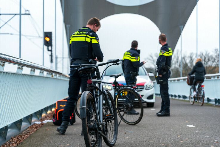 Scooterrijder rijdt door na botsing, fietser gewond naar ziekenhuis - Foto: Peter Denekamp