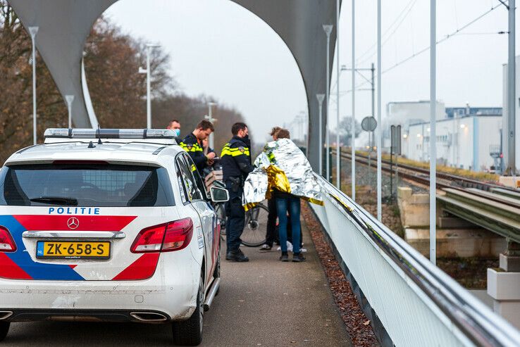 Scooterrijder rijdt door na botsing, fietser gewond naar ziekenhuis - Foto: Peter Denekamp