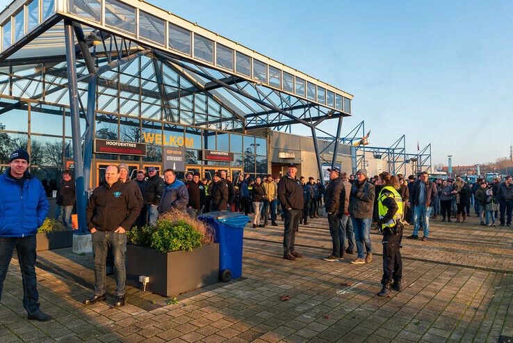 Boze boeren dringen IJsselhallen binnen tijdens hoorzitting provincie - Foto: Peter Denekamp