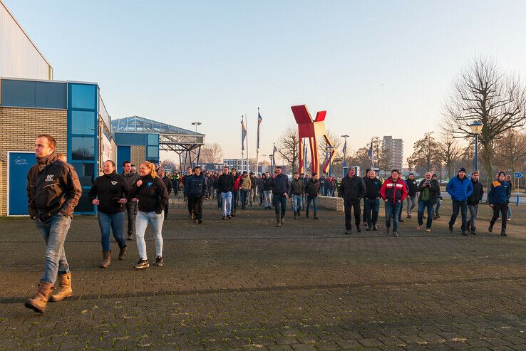 Boze boeren dringen IJsselhallen binnen tijdens hoorzitting provincie - Foto: Peter Denekamp