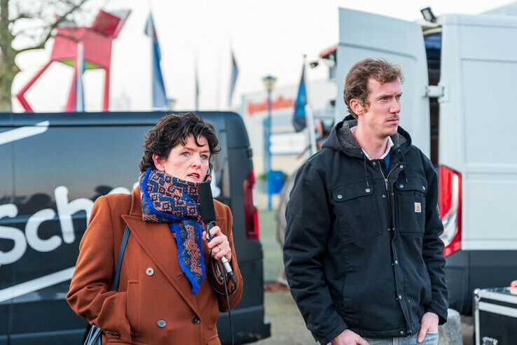 Boze boeren dringen IJsselhallen binnen tijdens hoorzitting provincie - Foto: Peter Denekamp