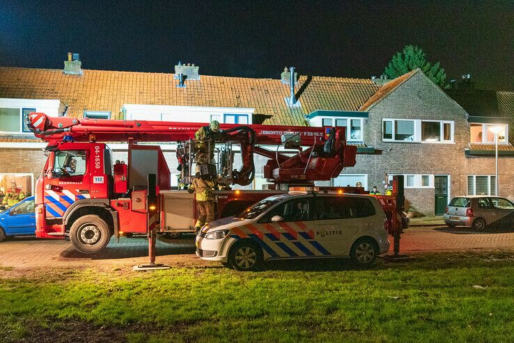 Brandweer blust schoorsteenbrand in Zeeheldenbuurt - Foto: Peter Denekamp