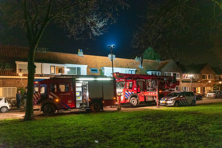 Brandweer blust schoorsteenbrand in Zeeheldenbuurt - Foto: Peter Denekamp