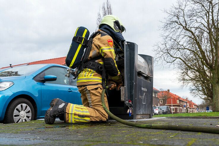 Brandweer blust twee branden voor de prijs van één in Diezerpoort - Foto: Peter Denekamp