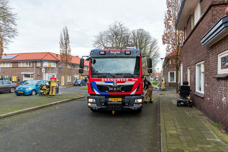 Brandweer blust twee branden voor de prijs van één in Diezerpoort - Foto: Peter Denekamp