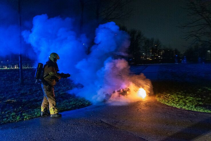 Scooter gaat in vlammen op in Assendorp - Foto: Peter Denekamp