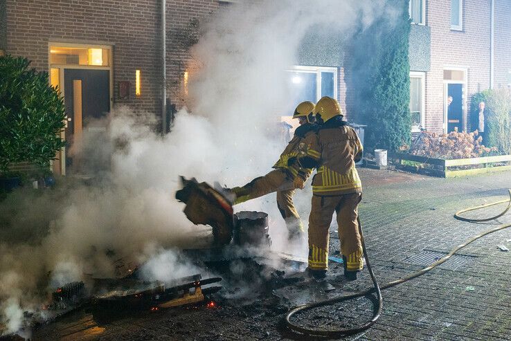 Brandweer blust buitenbrand in Zwolle-Zuid - Foto: Peter Denekamp