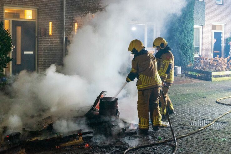 Brandweer blust buitenbrand in Zwolle-Zuid - Foto: Peter Denekamp