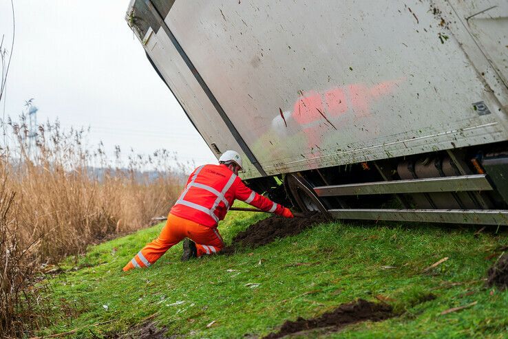 Vrachtwagen glijdt van spiegelgladde Kanaalweg, chauffeur komt met schrik vrij - Foto: Peter Denekamp