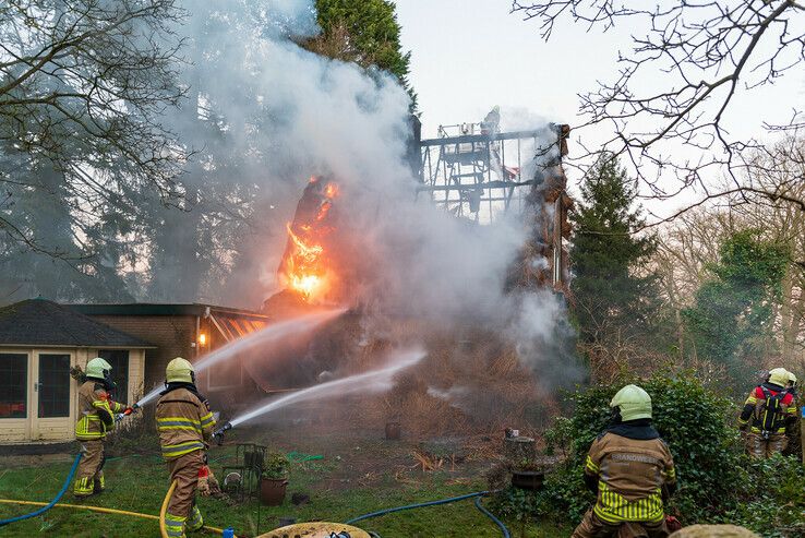 Bovenverdieping gaat verloren bij brand woning begraafplaats Kranenburg - Foto: Peter Denekamp