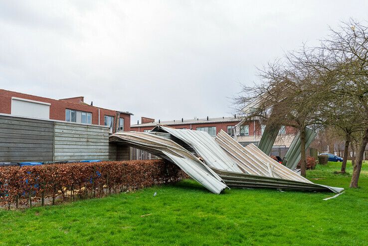 Storm Eunice richt ravage aan in Zwolle-Zuid - Foto: Peter Denekamp