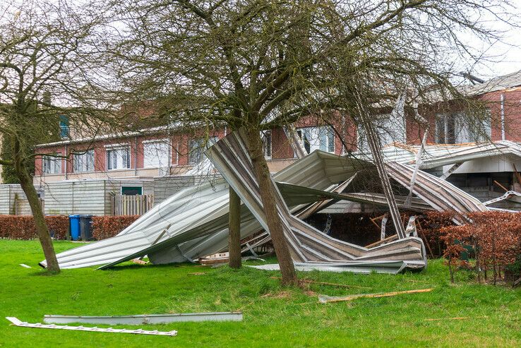 Storm Eunice richt ravage aan in Zwolle-Zuid - Foto: Peter Denekamp