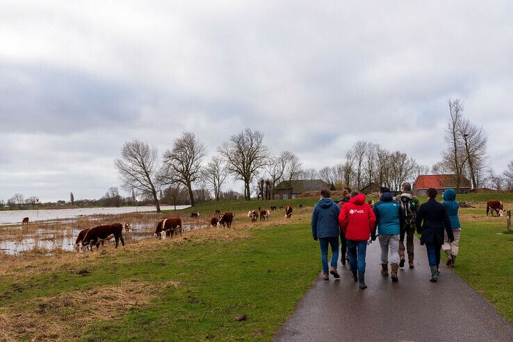 Kandidaat-raadsleden struinen langs IJssel en ruimen zwerfvuil op - Foto: Peter Denekamp