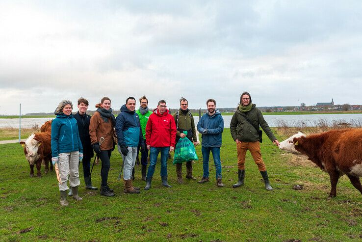 Kandidaat-raadsleden struinen langs IJssel en ruimen zwerfvuil op - Foto: Peter Denekamp