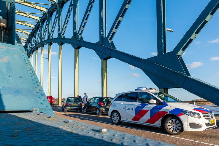 Flinke verkeershinder door kop-staartbotsing op IJsselbrug - Foto: Peter Denekamp
