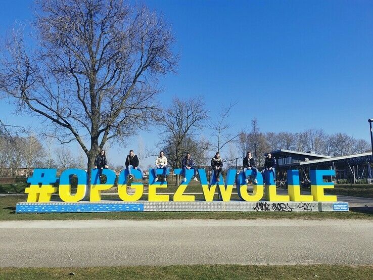Deltionstudenten geven #OPGEZWOLLE-letters kleuren van Oekraïense vlag - Foto: Deltion College