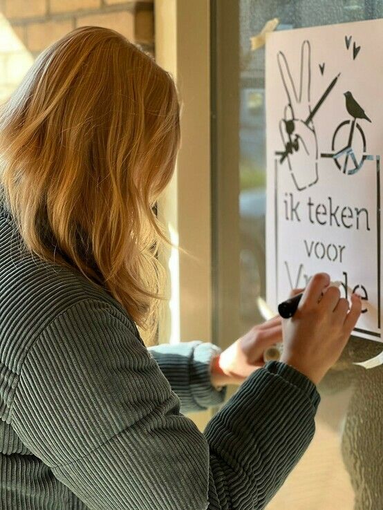 ‘Ik teken voor vrede’ Cibap-studenten maken raamillustraties voor Vrede - Foto: Cibap