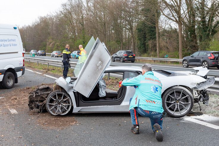 Lamborghini Aventador crasht op A28 bij Zwolle; een fortuin in puin - Foto: Peter Denekamp