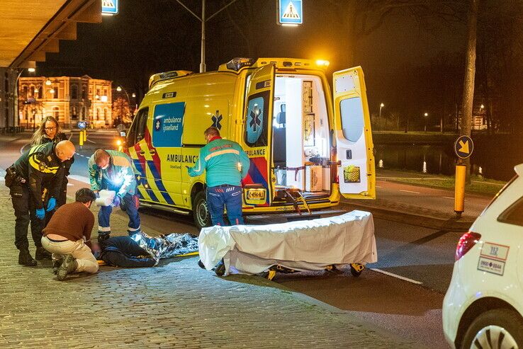 Politie treft gewonde man aan op Burgemeester van Roijensingel - Foto: Peter Denekamp