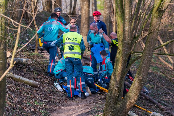 Mountainbiker raakt ernstig gewond in Westerveldse Bos - Foto: Peter Denekamp