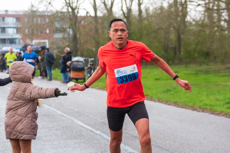 Zwollenaren winnen 10 Mijl van Zwolle-Zuid bij de mannen en vrouwen - Foto: Peter Denekamp