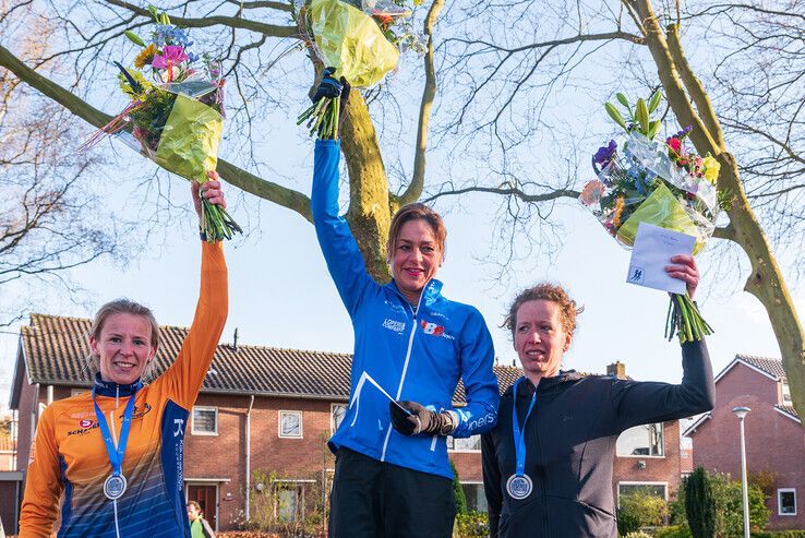 Zwollenaren winnen 10 Mijl van Zwolle-Zuid bij de mannen en vrouwen - Foto: Peter Denekamp