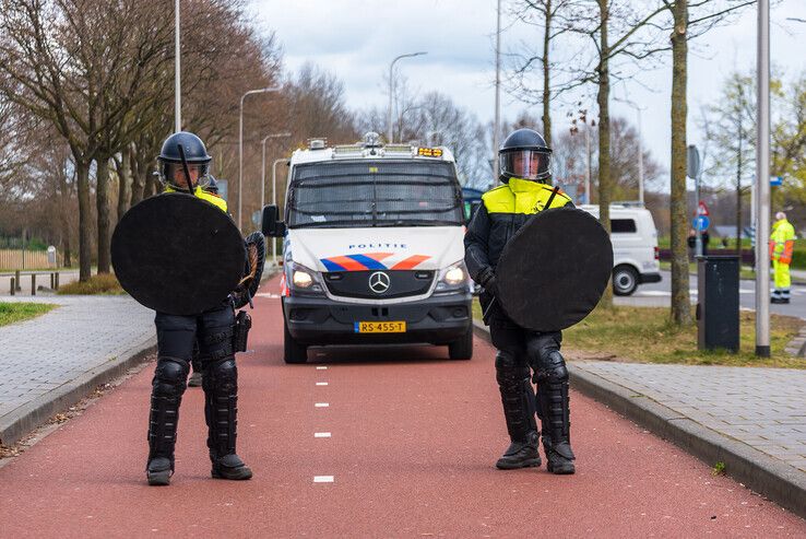 PEC Zwolle supporters proberen uitvak met Go Ahead Eagles supporters te bestormen - Foto: Peter Denekamp