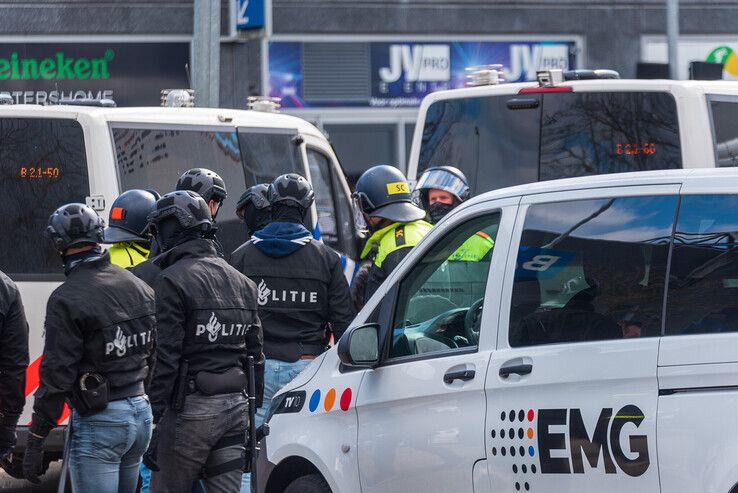 Agent raakt gewond bij onrustige IJsselderby, acht supporters opgepakt - Foto: Peter Denekamp