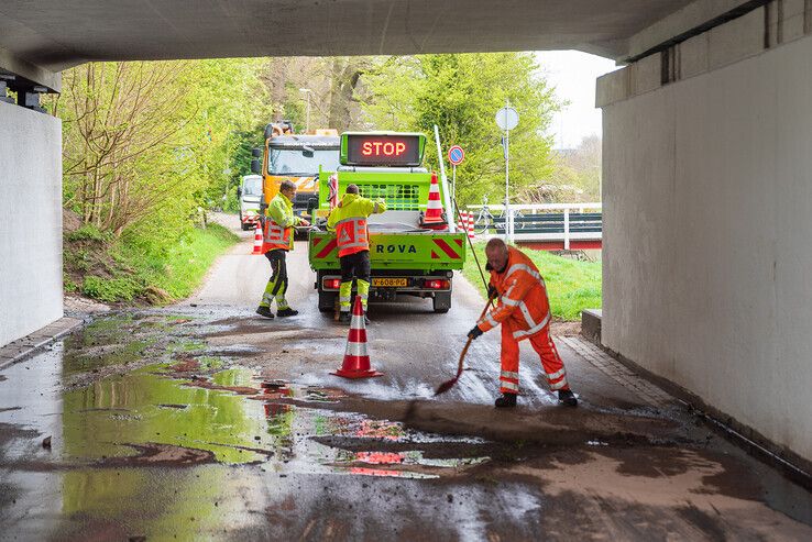 Oude Veerweg weer open na autobrand, monumentale brug heeft flinke roetschade - Foto: Peter Denekamp