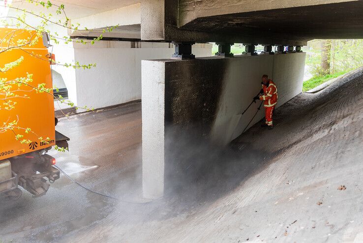 Oude Veerweg weer open na autobrand, monumentale brug heeft flinke roetschade - Foto: Peter Denekamp