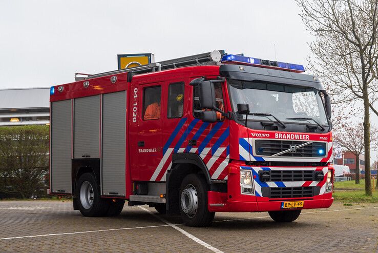 Specialisten brandweer Zwolle uitgerukt naar ingestorte woning in Oldenzaal - Foto: Peter Denekamp
