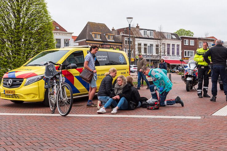 Bromfietsster raakt gewond na aanrijding in Diezerpoort - Foto: Peter Denekamp