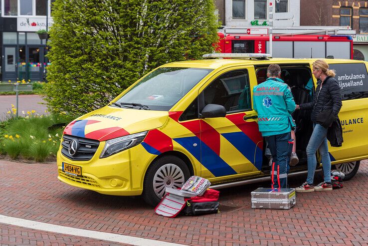 Bromfietsster raakt gewond na aanrijding in Diezerpoort - Foto: Peter Denekamp