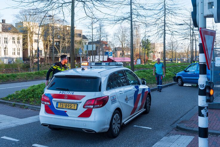 Man aangehouden voor rijden onder invloed na botsing met boom - Foto: Peter Denekamp