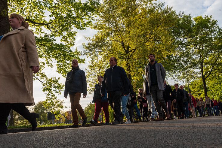 Grote drukte, indrukwekkende stilte en luid applaus bij dodenherdenking in Zwolle - Foto: Peter Denekamp