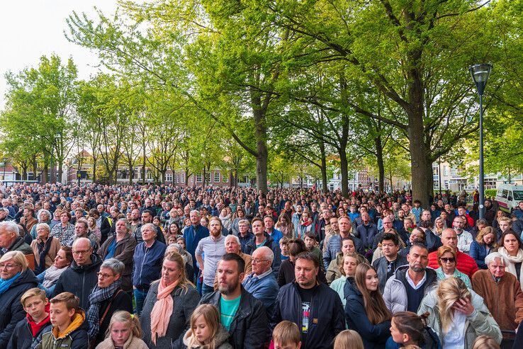 Grote drukte, indrukwekkende stilte en luid applaus bij dodenherdenking in Zwolle - Foto: Peter Denekamp