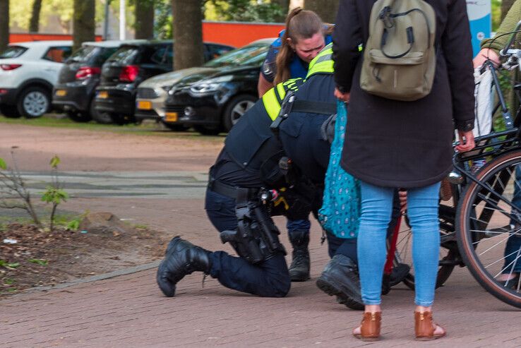 Kindje bekneld tussen spaken van fiets, politie is redder in nood - Foto: Peter Denekamp