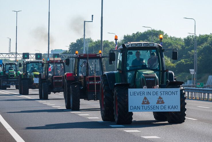 Duizenden boeren uit noorden op de tractor door Zwolle - Foto: Peter Denekamp
