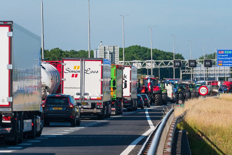 Duizenden boeren uit noorden op de tractor door Zwolle - Foto: Peter Denekamp