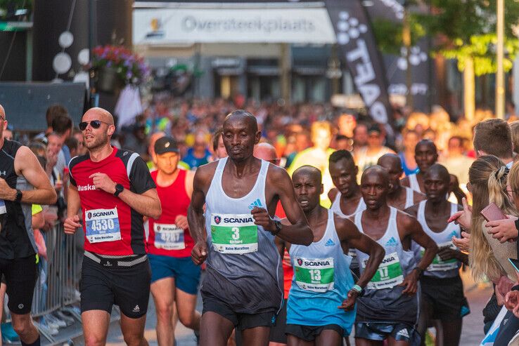 Charles Yosei Muneria wint Halve Marathon Zwolle - Foto: Peter Denekamp