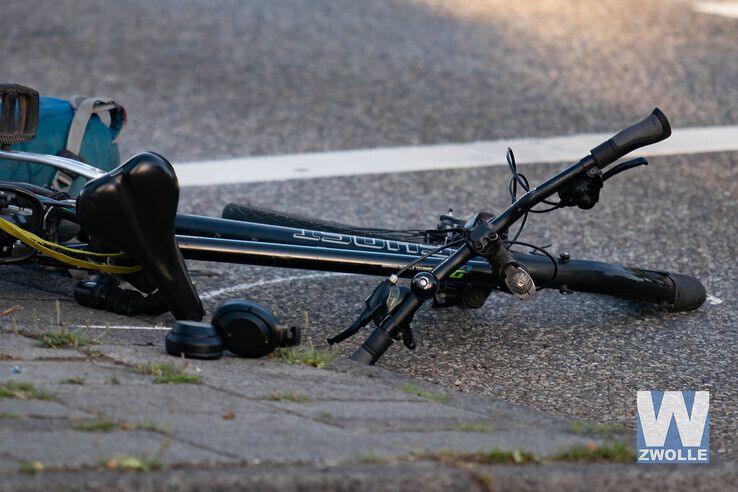 Ernstig ongeval tussen fietser en taxi op Nieuwe Veerallee - Foto: Arjen van der Zee