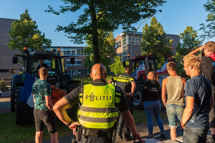 Boeren willen inbeslaggenomen tractor terug: massaal protest bij politiebureau en strontkar geleegd op IJsselallee - Foto: Peter Denekamp